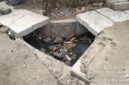 POTRET: proyek pemeliharaan berkala saluran drainase di Rusun Pesakih yang menuai reaksi masyarakat sekitar. (Foto: suararealitas.co).