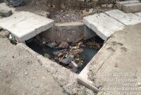 POTRET: proyek pemeliharaan berkala saluran drainase di Rusun Pesakih yang menuai reaksi masyarakat sekitar. (Foto: suararealitas.co).