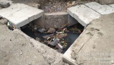 POTRET: proyek pemeliharaan berkala saluran drainase di Rusun Pesakih yang menuai reaksi masyarakat sekitar. (Foto: suararealitas.co).