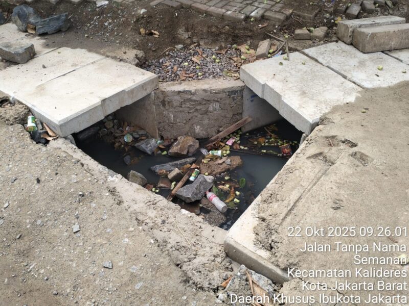 POTRET: proyek pemeliharaan berkala saluran drainase di Rusun Pesakih yang menuai reaksi masyarakat sekitar. (Foto: suararealitas.co).