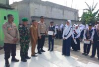 Babinsa Koramil 12/Rajeg, Kodim 0510/Trs Serka Kusnanto menghadiri pemberian sertifikat Duta Pelajar Anti Narkoba di SMP Bina Nusa Kabupaten Tangerang, Senin (27/10/2025).