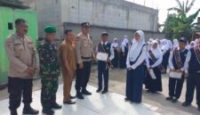 Babinsa Koramil 12/Rajeg, Kodim 0510/Trs Serka Kusnanto menghadiri pemberian sertifikat Duta Pelajar Anti Narkoba di SMP Bina Nusa Kabupaten Tangerang, Senin (27/10/2025).
