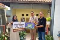Anggota DPR RI Fraksi Partai Gerindra, Annisa Mahesa, menyerahkan bantuan laptop kepada TK As Shidqiyah, Kecamatan Tirtayasa, Kabupaten Serang pada Selasa (28/10/2025).