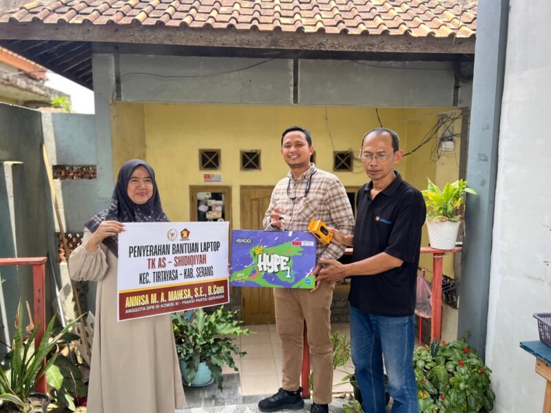 Anggota DPR RI Fraksi Partai Gerindra, Annisa Mahesa, menyerahkan bantuan laptop kepada TK As Shidqiyah, Kecamatan Tirtayasa, Kabupaten Serang pada Selasa (28/10/2025).