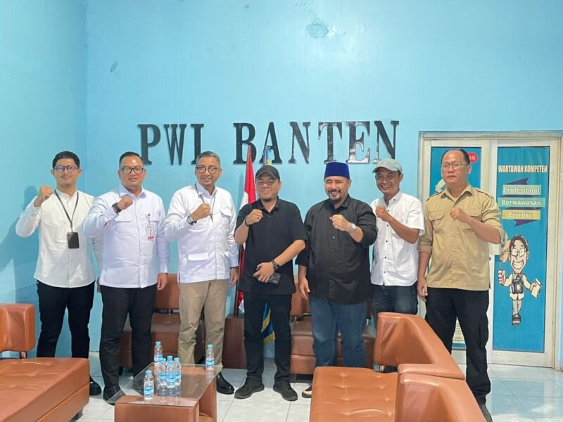 Bank Banten melakukan kunjungan silaturahmi ke Sekretariat PWI Provinsi Banten di Kota Serang, pada Rabu (29/10/25).