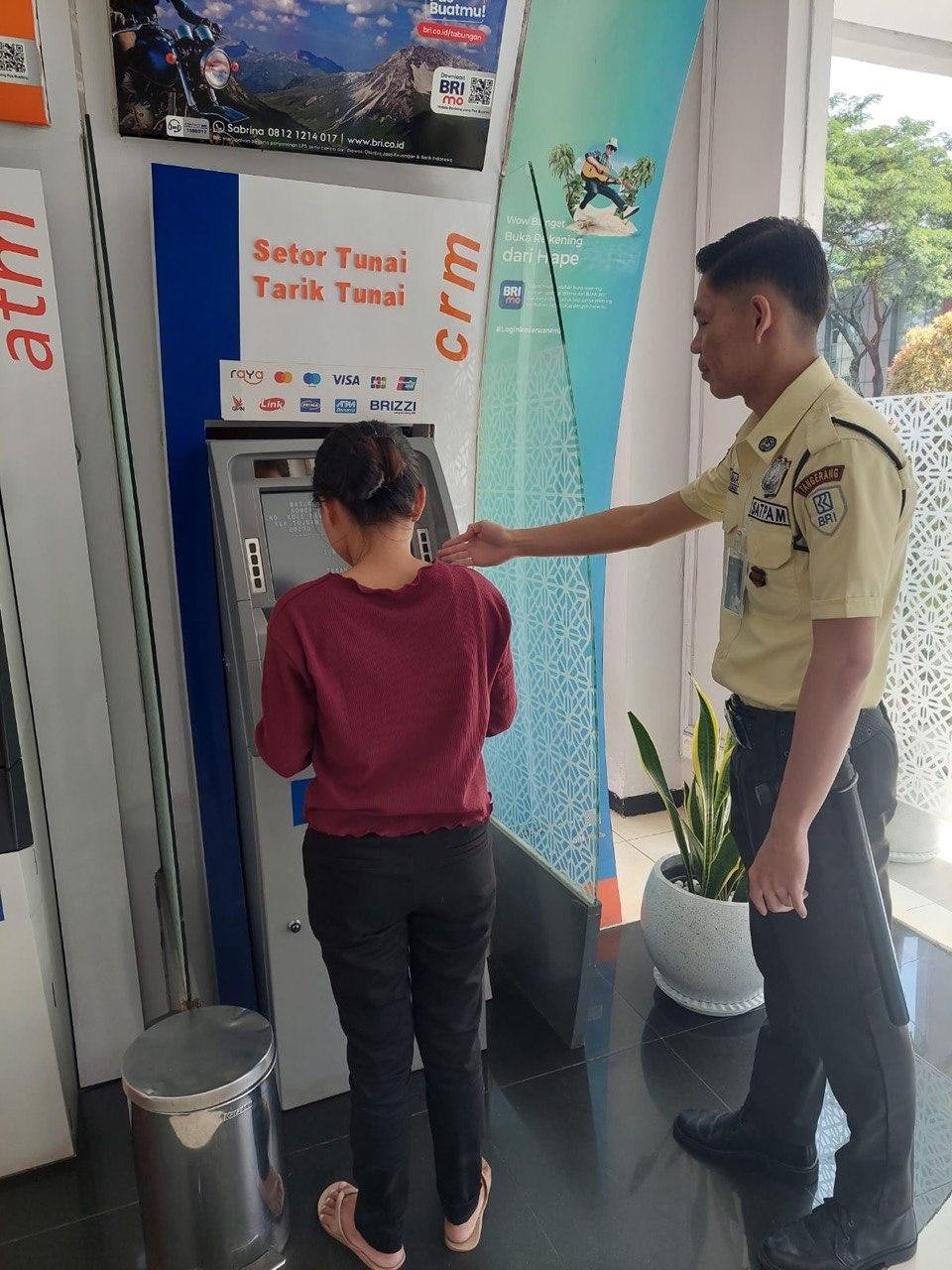 Security BRI KCP Alam Sutera Dampingi Nasabah Saat Gunakan ATM