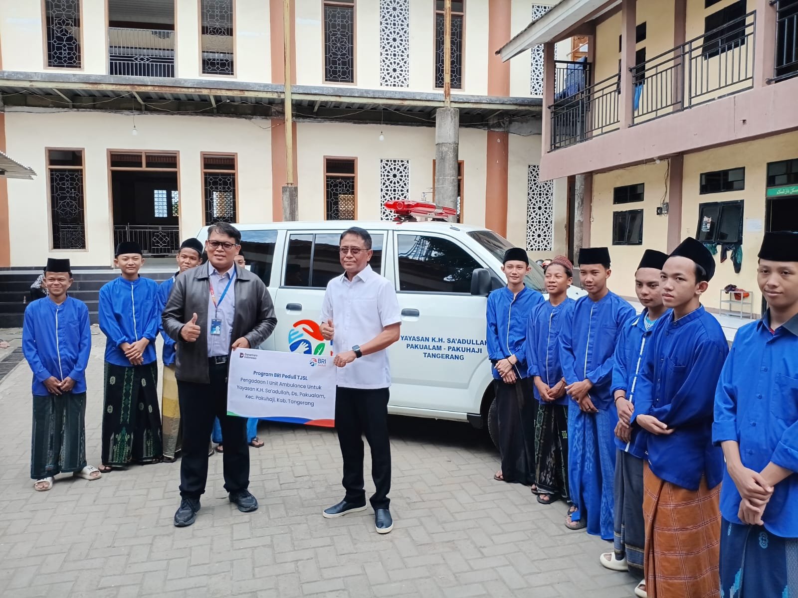 BRI Peduli Serahkan Satu Unit Ambulans untuk Yayasan KH. Sa’adullah Pakuhaji