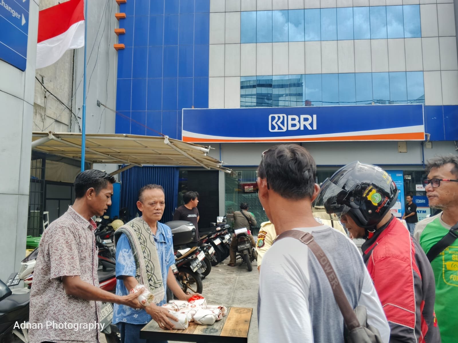BRI Kanca Tanjung Duren Gelar Jumat Berkah dengan Berbagi Makanan kepada Masyarakat Sekitar