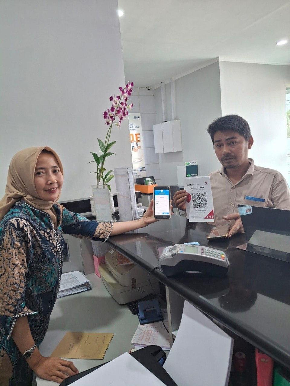Pekerja BRI Unit Bitung Serahkan QRIS dan Lakukan Aktivasi Merchant di Bitung