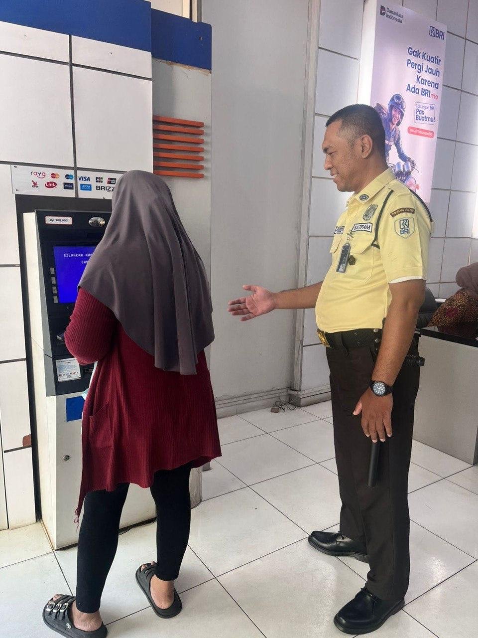 Security BRI Unit Kelapa Dua Bantu Nasabah Tarik Tunai Tanpa Kartu dengan BRImo