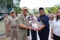 POTRET: Walikota Jakarta Utara, Hendra Hidayat saat menyerahkan trophy dan hadiah bagi pemenang lomba perpustakaan. (Foto: suararealitas.co)