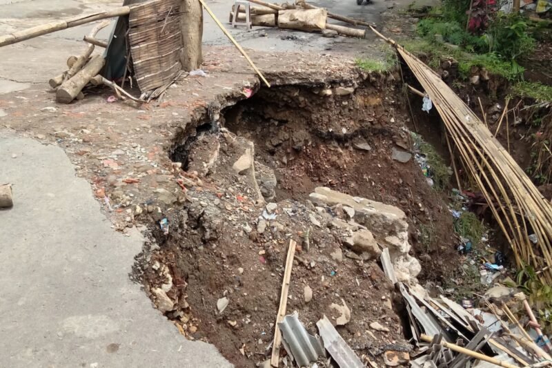 KONDISI: sebuah lubang berukuran cukup besar dan dalam, bahkan memungkinkan orang masuk ke dalamnya. (Foto:  suararealitas.co).