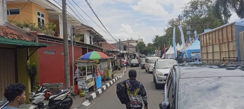 Warga Kelurahan Sukarasa, Kecamatan Tangerang, mengeluhkan mahalnya biaya sewa tenda bagi pedagang kecil yang ingin berjualan di area Festival Cisadane.‎Harga sewa yang mencapai Rp3,5 juta dinilai terlalu tinggi dan tidak sebanding dengan daya beli warga sekitar bantaran sungai.