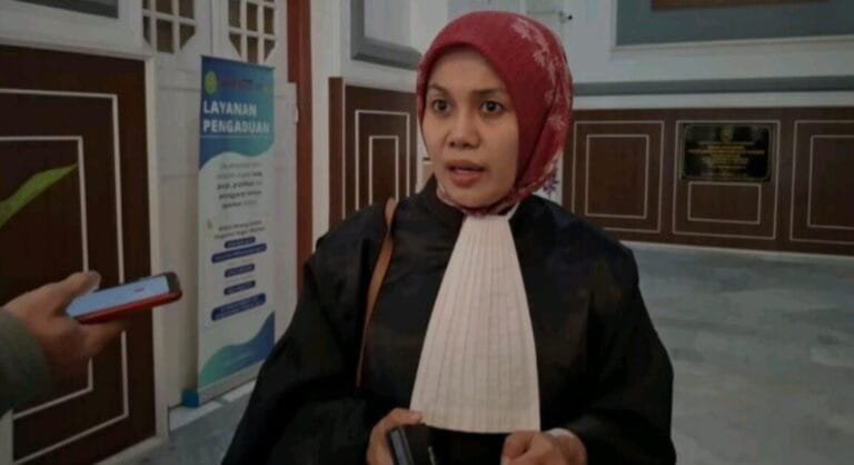 Kuasa Hukum Mira Hayati, Ida Hamidah yang juga terseret dugaan kepemilikan kosmetik bermerkuri, mengaku murka.Ida Hamidah mengatakan, setiap warga negara mempunyai kedudukan yang sama dihadapan hukum (equality before the law).