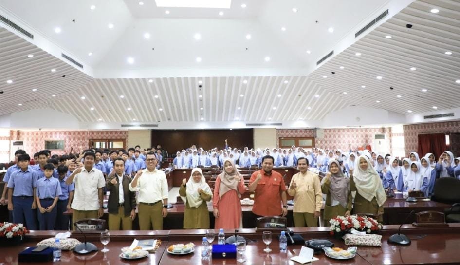 150 Siswa SMPIT Asy-Syukriyah Lakukan Kunjungan ke DPRD Kota Tangerang