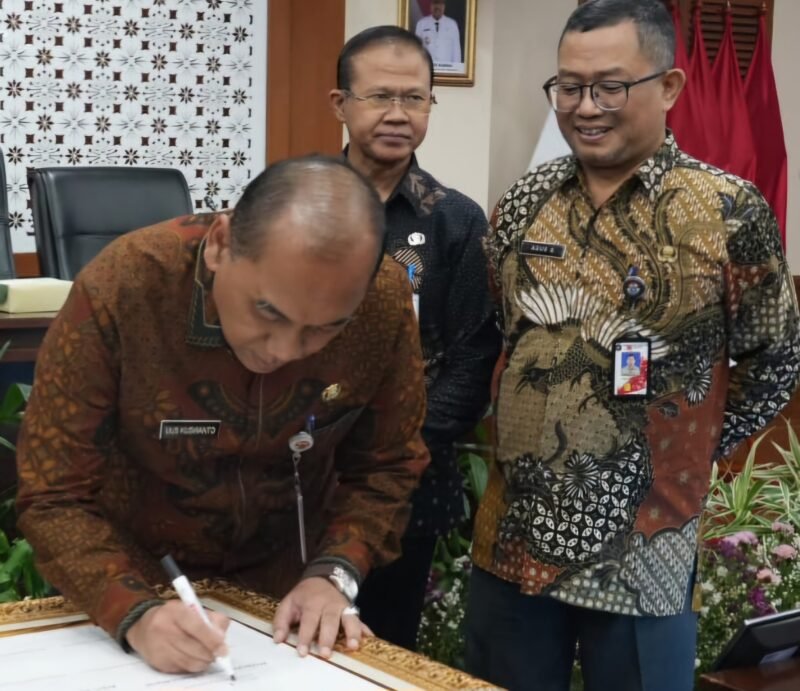 POTRET: Wali Kota Jakarta Barat, Uus Kuswanto saat penandatangan kolaborasi lintas sektor terkait penanganan penurunan stunting. (Foto: Istimewa).