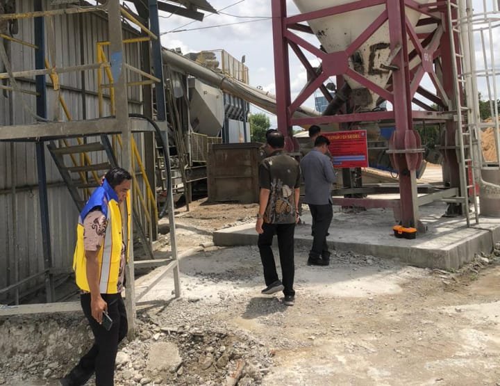 PT SCG yang berdomisili di kecamatan Cipondoh pada Kamis (13/11/2025), setelah perusahaan produksi semen molen itu kedapatan belum melengkapi izin usaha dan operasional.