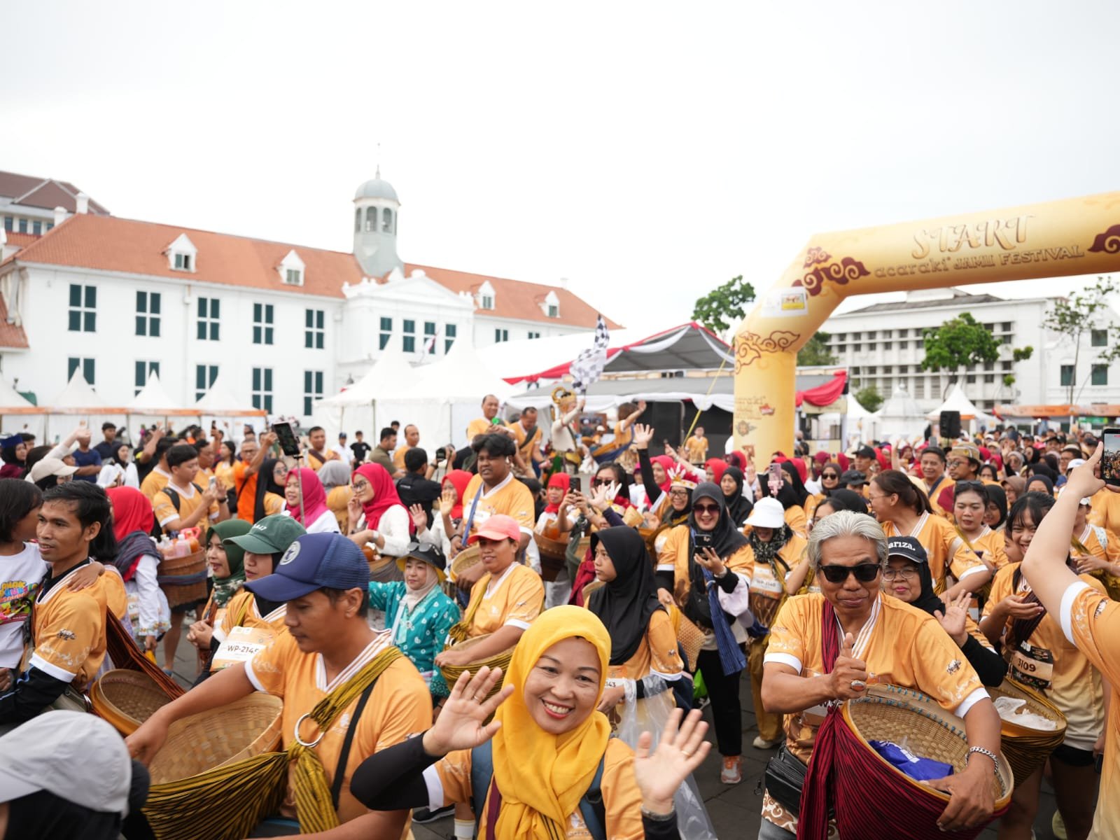 Semarakkan Kota Tua Jakbar, Ribuan Warga Ikut Fun Walk dan Rayakan Budaya Jamu