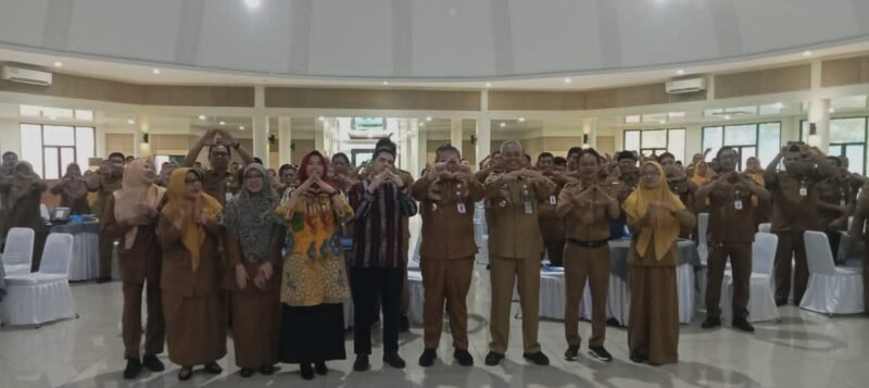 Asisten Pemerintahan dan Kesejahteraan Rakyat (Asda 1) Kota Tangerang, Deni Koswara, menuturkan bahwa banyak persoalan administratif hingga proses hukum terjadi karena arsip tidak tersimpan dengan benar.“Arsip itu sangat penting. Sampai hari ini masih ada pegawai yang dipanggil kejaksaan dan kepolisian karena dokumen AJB tidak ditemukan. Itu masalah serius,” ujar Deni di hadapan peserta.