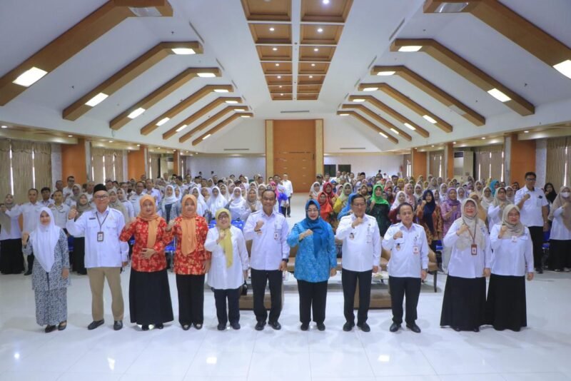Suasana Rapat Koordinasi TPPS di Ruang Al Amanah, Rabu (19/11/2025), berubah serius ketika Sekretaris Daerah Kota Tangerang, Herman Suwarman, mengeluarkan instruksi yang langsung mengikat seluruh Camat. Herman meminta para Camat meningkatkan pengawasan wilayah secara aktif dan intensif demi mengejar target zero stunting yang menjadi prioritas kota.