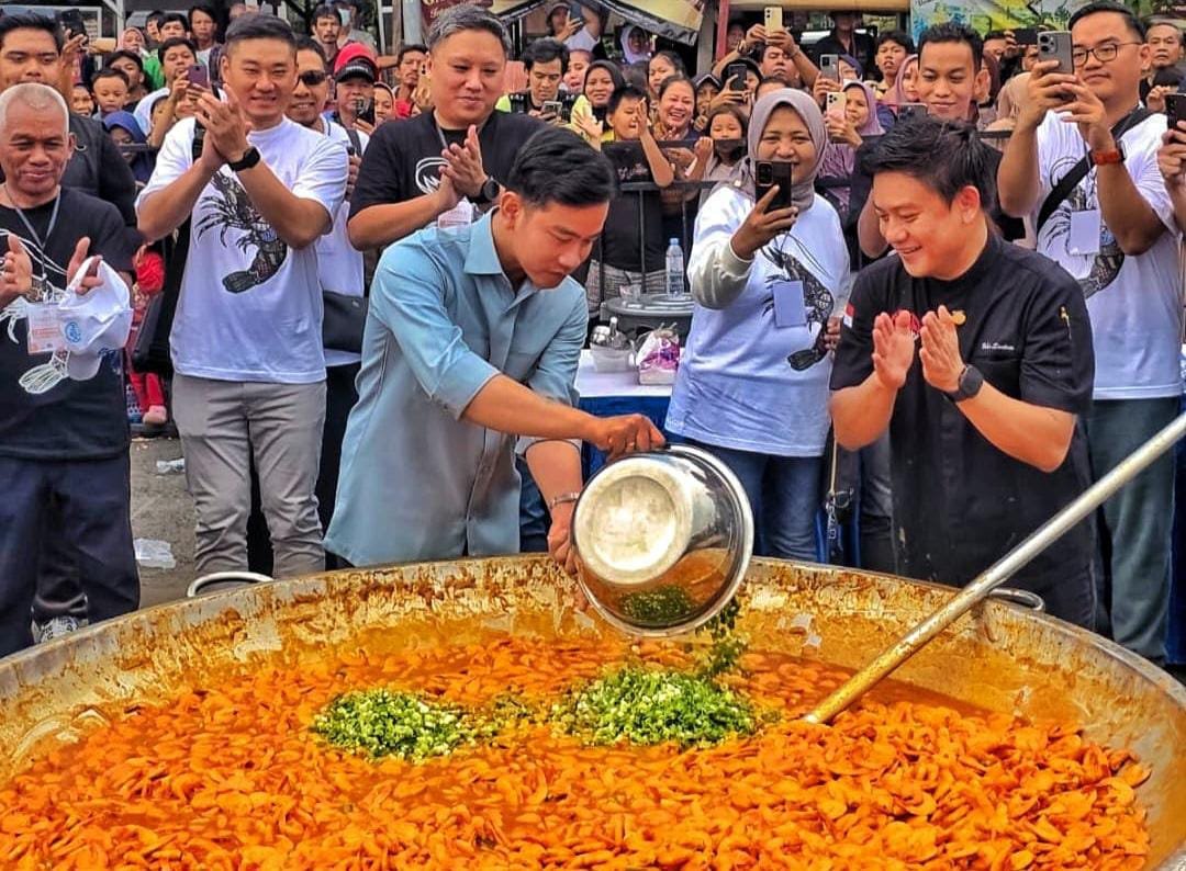 Momen Gibran Hadiri Aksi Masak Besar Bareng Bobon Santoso di Palmerah