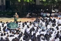 Babinsa Koramil 11/Pasar Kemis, Kodim 0510/Trs Serka Sakip memberikan sosialisasi dan edukasi anti perundungan dan kekerasan kepada murid-murid Sekolah Menengah Atas (SMAN 24), jumat (21/11/2025)