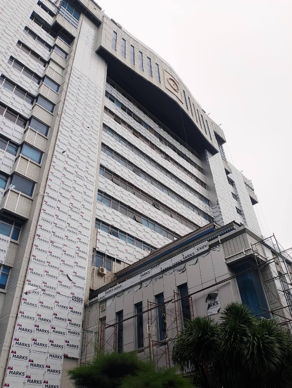 Progres Pemasangan ACP Kantor Walikota Jakarta Utara Capai 58%, Ditargetkan Rampung Awal Desember