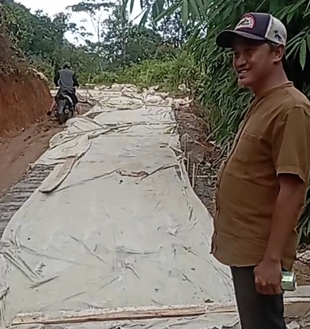 Ketua Pospera Leuwiliang Monitor Pengerjaan Betonisasi Jalan Kp Citugu Desa Puraseda