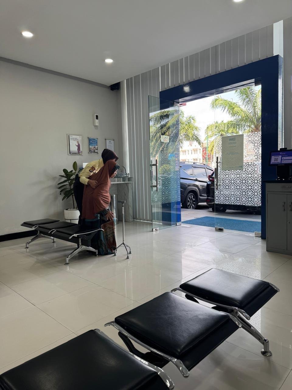 Petugas Security BRI Gading Serpong Dampingi Nasabah Lansia Saat Transaksi