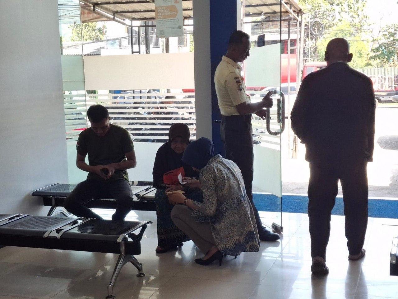 Security BRI Unit Bitung Dampingi Nasabah Saat Gunakan ATM