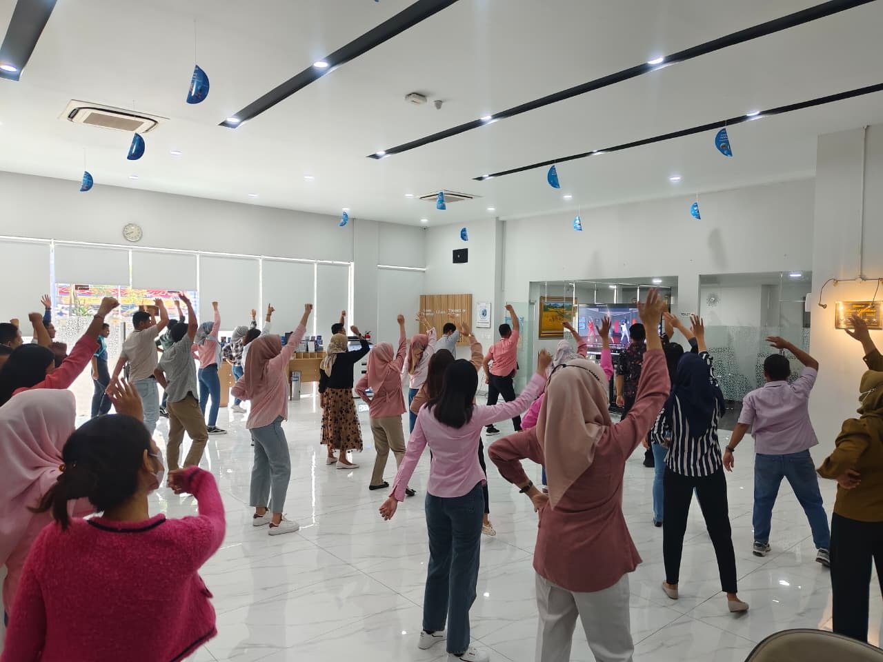 BRI BO Jakarta Daan Mogot Gelar Senam Bersama untuk Dorong Work Life Balance dan Kesehatan Pekerja