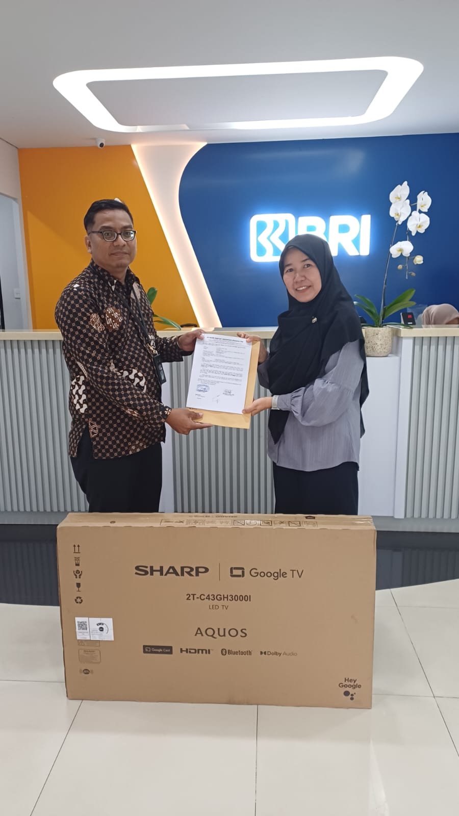BRI Cabang Bandara Soetta Serahkan Hadiah Panen Hadiah Simpedes kepada Nasabah Beruntung