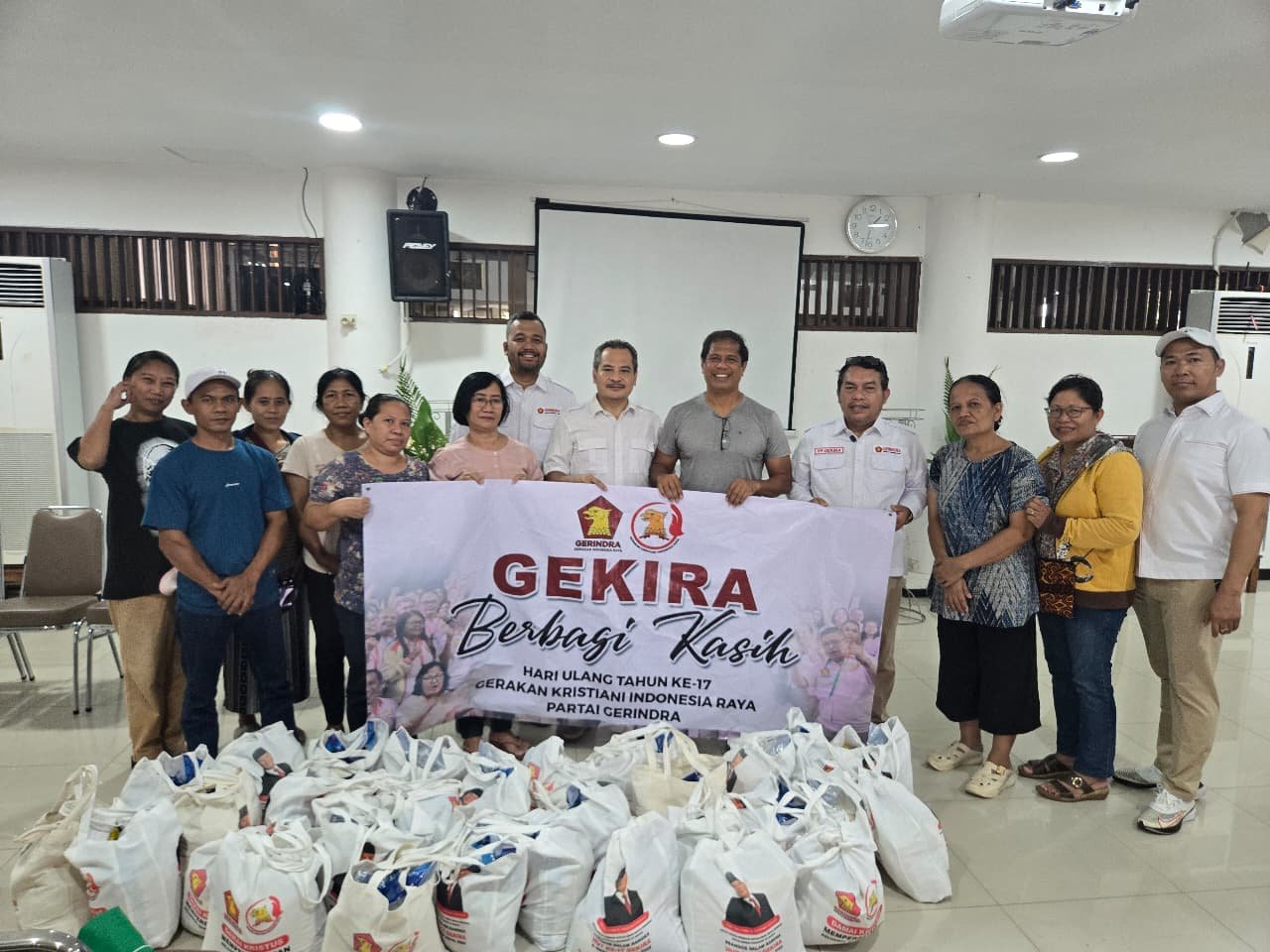 Salurkan Bansos GEKIRA di Gereja Santo Aloysius Gonzaga Cijantung, Romo Willy: Salam untuk Pak Hashim