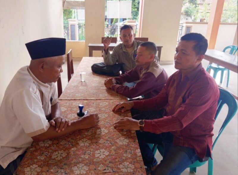 POTRET - Kades Rajekwesi, Legimin Ahmad Muslim di hadapan keluarga besar ahli waris almarhum H. Arifin diantaranya Muzaini (pojok kiri), Nur Ali (tengah), dan Ubaidur Rohman alias Obet (pojok kanan). (Foto: Ekslusif Suara Realitas).