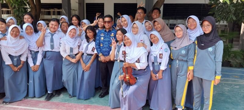 Gubernur Banten Andra Soni di dampingi Kepala Dinas Pendidikan dan Kebudayaan (Dindikbud) Provinsi Banten Jamaludin meninjau langsung kegiatan pembangunan gedung sekolah tingkat SMA di Kabupaten Tangerang, Senin (01/12/2025).