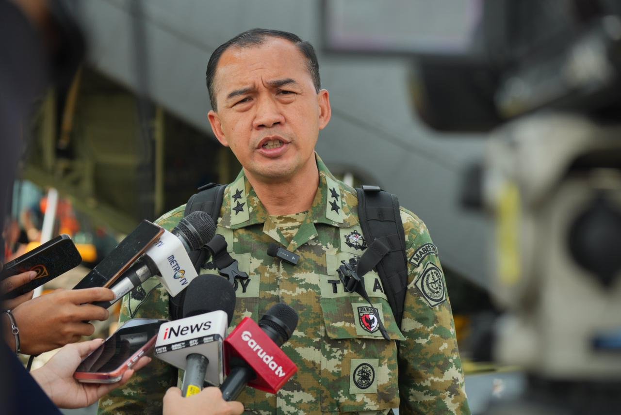 TNI Salurkan Logistik ke Wilayah Terisolasi dengan Metode Airdrop