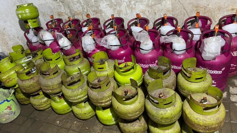 Subdit Tipidter Ditreskrimsus Polda Banten, menggerebek lokasi penyuntikan gas tabung 3 kg ke gas tabung 5,5 Kg dan 12 Kg dalam jumplah besar di Pangkalan LPG 12 Kg Cahaya Abadi, Jalan Raya Pakuhaji No.97 RT. 05 RW.01, Kelurahan Sepatan, Kecamatan Sepatan, Kabupaten Tangerang, Prov. Banten. Senin (01/12/ 2025) Jam 11.00 Wib