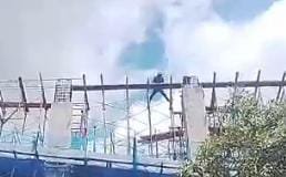 Berdasarkan pantauan di lokasi pada Jumat (05/12/2025), para pekerja terlihat bergerak di ketinggian tanpa mengenakan alat keselamatan yang semestinya wajib, mulai dari safety harness, helm, hingga perlindungan standar lain.