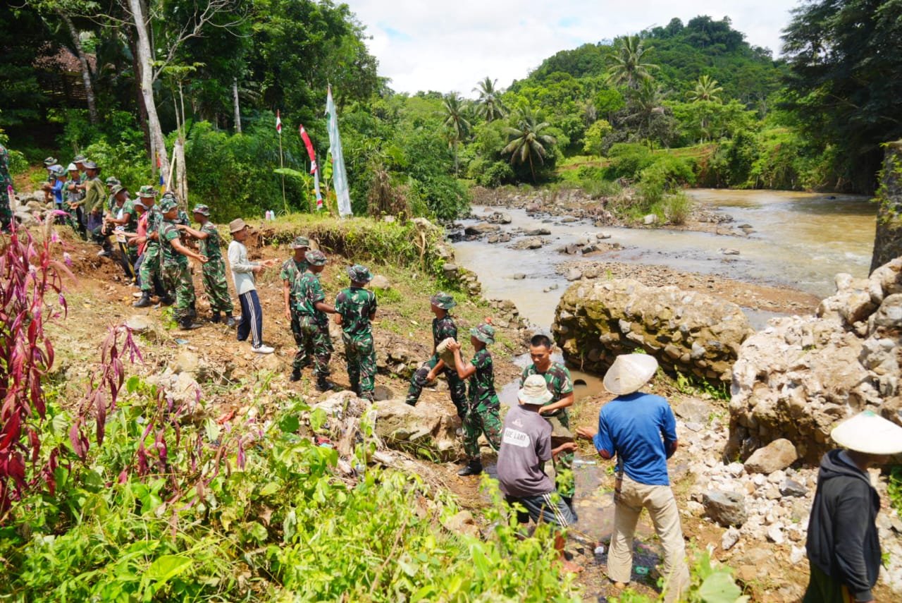 TNI Bangun Jembatan Gantung 80 Meter Untuk Percepat Mobilitas Warga Sukabumi