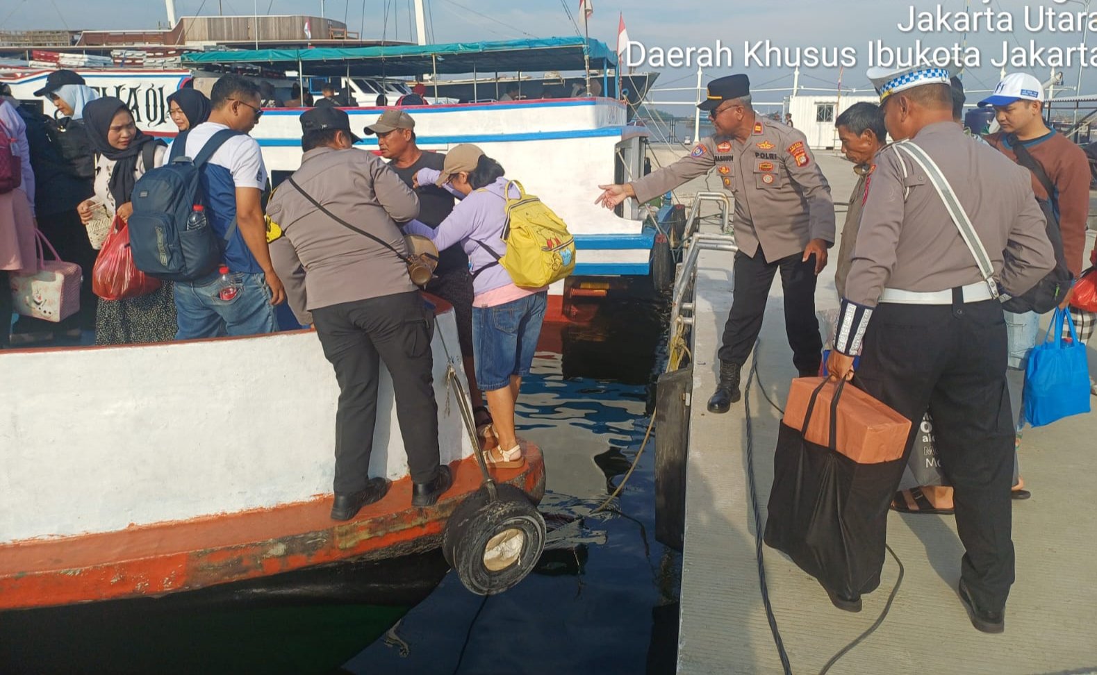 Polri Hadir Untuk Masyarakat Berikan Pelayanan dan Pengamanan Wisatawan ke Pulau Seribu
