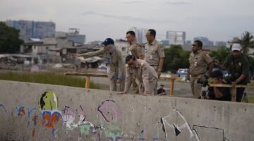Gubernur DKI Tinjau Tanggul Muara Baru Jakarta Utara