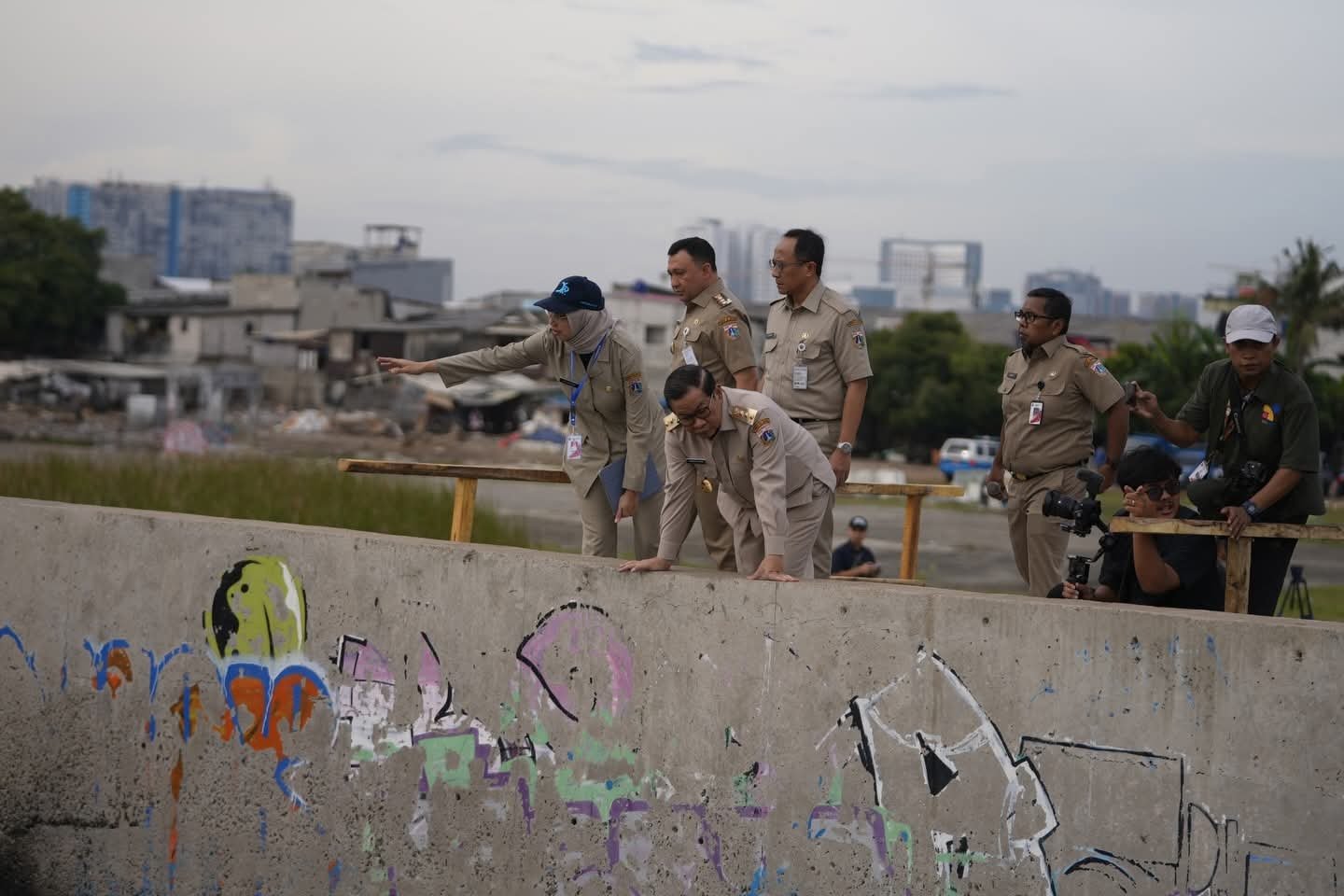 Gubernur DKI Tinjau Tanggul Muara Baru Jakarta Utara