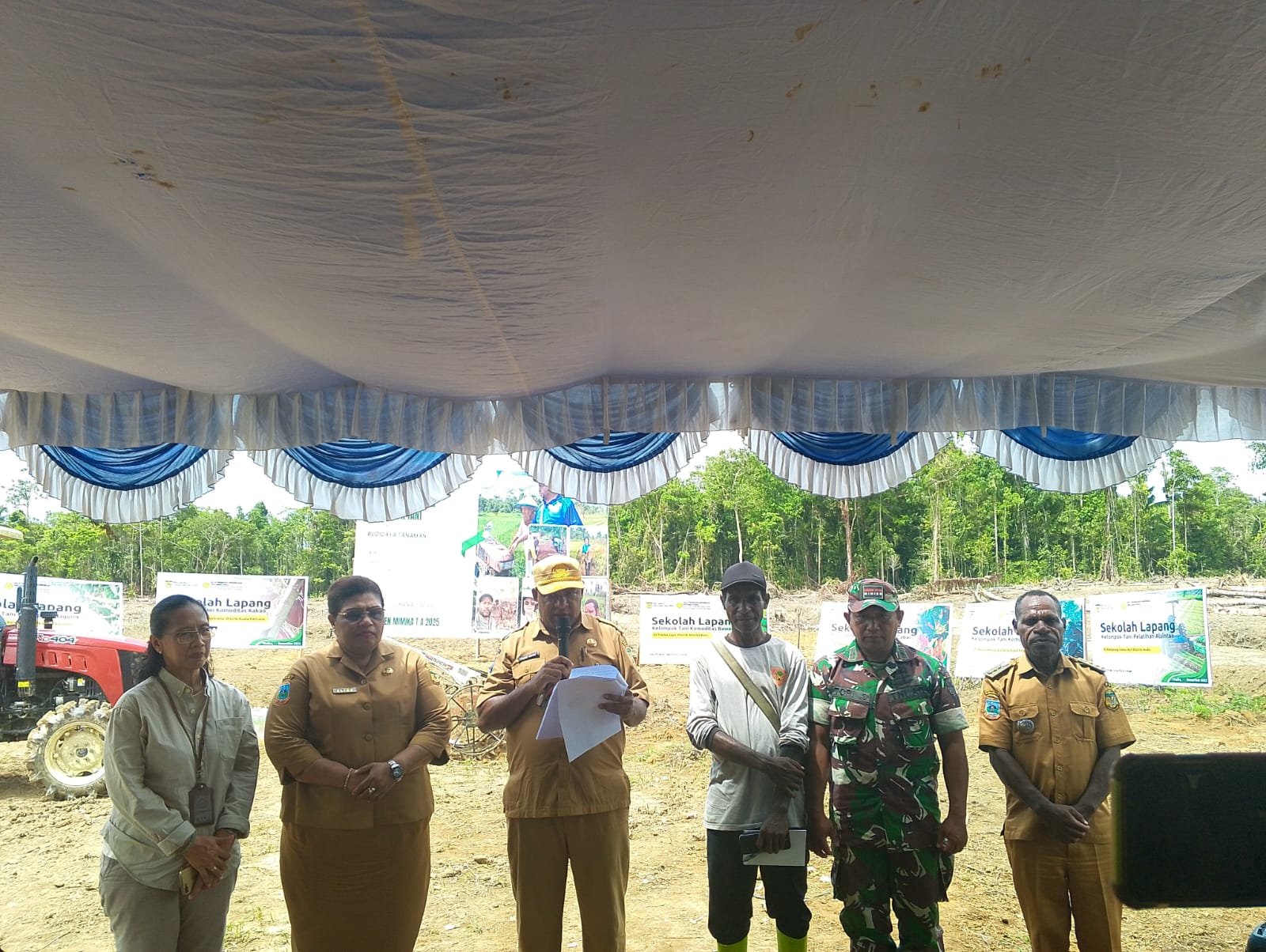 Babinsa Koramil 1710-03/Kuala Kencana Hadiri Pembukaan Sekolah Lapang Pertanian di Distrik Iwaka