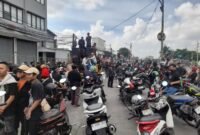 KONDISI - menunggu komando, sejumlah masa sedang persiapan aksi unjuk rasa (Unras) Sunter Jaya Melawan II menuju Kantor Kementerian ATR BPN RI 𝗪𝗮𝗿𝗴𝗮 𝗝𝗔𝗚𝗔 𝗪𝗮𝗿𝗴𝗮. (Foto: Suara Realitas/Mgh).