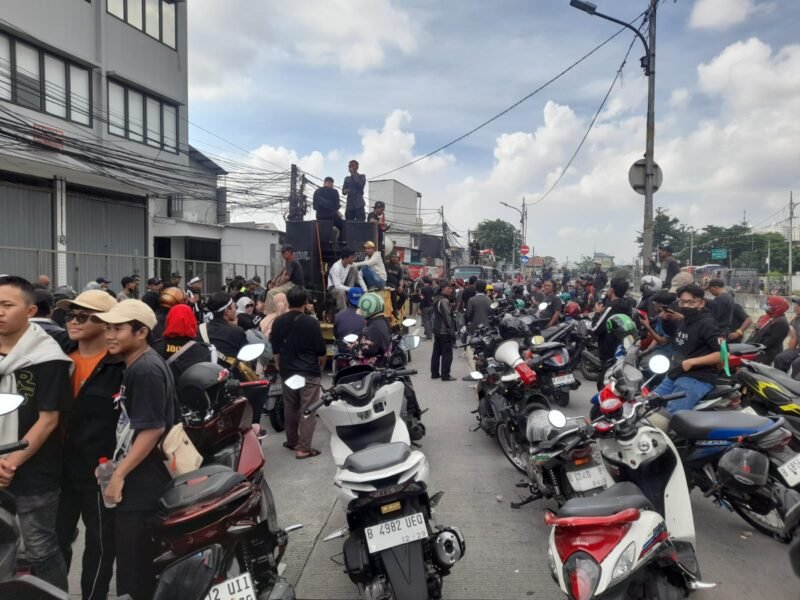 KONDISI - menunggu komando, sejumlah masa sedang persiapan aksi unjuk rasa (Unras) Sunter Jaya Melawan II menuju Kantor Kementerian ATR BPN RI 𝗪𝗮𝗿𝗴𝗮 𝗝𝗔𝗚𝗔 𝗪𝗮𝗿𝗴𝗮. (Foto: Suara Realitas/Mgh).