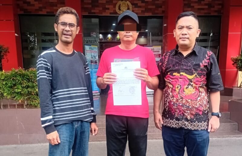 POTRET - warga berinisial IS asal Jakarta Selatan didampingi kuasa hukumnya saat melaporkan atas kejadian yang dialami dirinya. (Foto: Ekslusif Suara Realitas/Kipray).