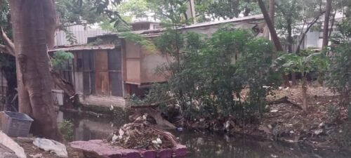 Warga Tantang Pemkot Jakut Bongkar Bangunan Liar di Bantaran Kali Sunter Agung