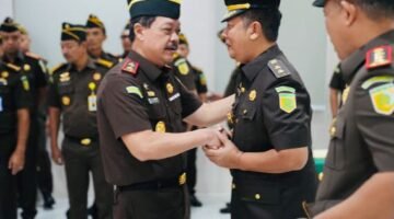 POTRET - Kepala Kejati Kepri, J. Devy Sudarso saat memimpin pelantikan dan serah terima jabatan asisten pidana umum. (Foto: Istimewa).