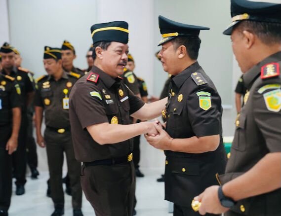 POTRET - Kepala Kejati Kepri, J. Devy Sudarso saat memimpin pelantikan dan serah terima jabatan asisten pidana umum. (Foto: Istimewa).