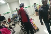 Salah satu keluhan disampaikan Ayu Rosaindah, keluarga pasien yang membawa adiknya ke IGD RSUD Tigaraksa dengan kondisi sesak napas.Ayu mengaku adiknya sempat diminta kembali ke fasilitas kesehatan (faskes) tingkat pertama dengan alasan rujukan BPJS.